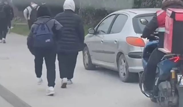 Sancaktepe'de aracı kaldırımda süren sürücü görenleri şok etti
